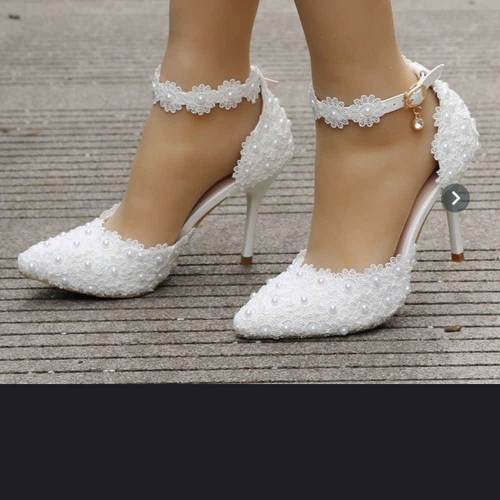 Brand new lace detailed wedding/party shoes.